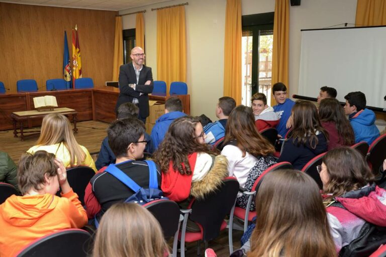 Los alumnos de Argamasilla de Alba conocen su Ayuntamiento