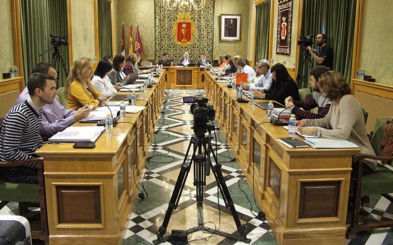 El Ayuntamiento renovará el césped del campo Obispo Laplana y la pista de atletismo Luis Ocaña