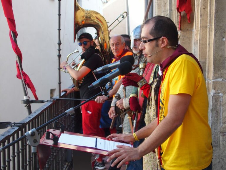 Con el multitudinario desfile de peñas y el pregón de Diego Valera incian las fiestas de San Mateo