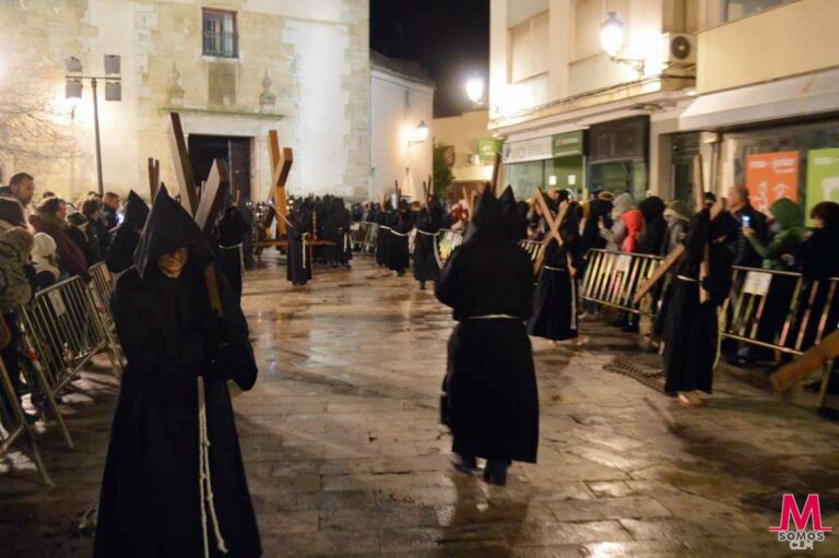 El sonido de las cadenas rompe la noche en la Procesión del Silencio de Tomelloso
