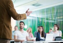 La Junta destinará cerca de 400.000 euros a que el profesorado complete su formación lingüística fuera de España