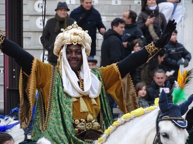 Cientos de niños reciben a los Reyes Magos en la Plaza de Toros de Albacete
