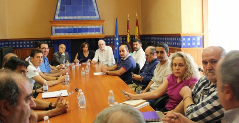 La Junta analiza con taxistas su propuesta para crear un área conjunta en Campo de Calatrava