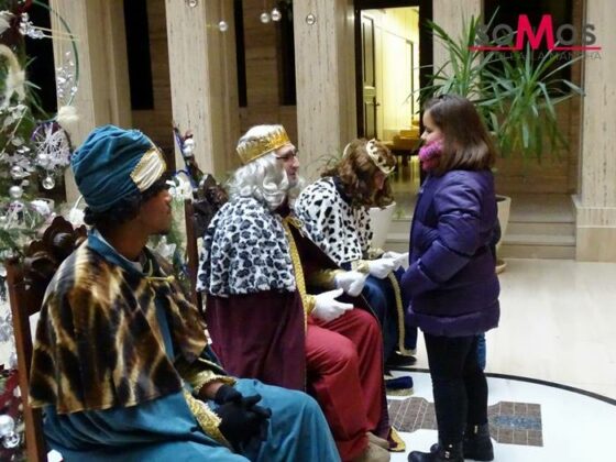 [FOTOS] Sus Majestades de Oriente reciben a los niños en el Ayuntamiento de Albacete