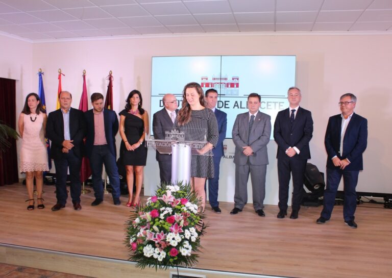 Manuel Serrano pone en valor la importancia que el sector artesano tiene para Albacete durante su asistencia a la inauguración del stand de la Diputación Provincial en el Recinto Ferial