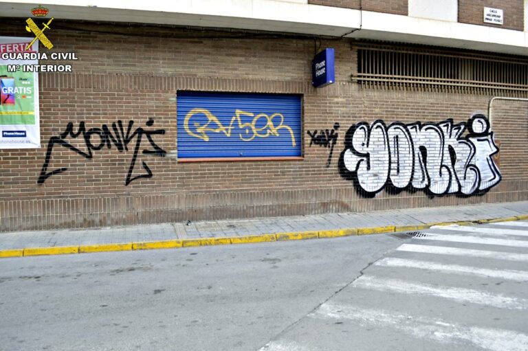 Detenidos dos jóvenes por pintar grafitis en las calles de Tarancón