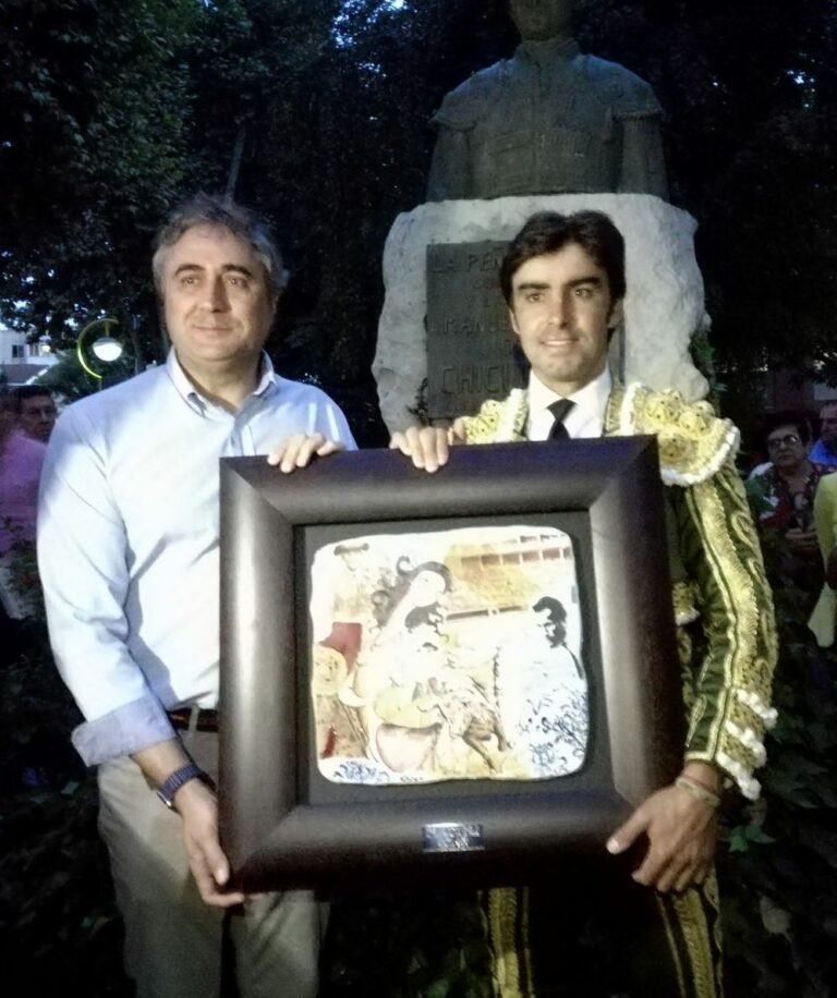 Miguel Ángel Perera recibe el Primer Trofeo Chicuelo II al torero triunfador de la Feria de San Julián 2016