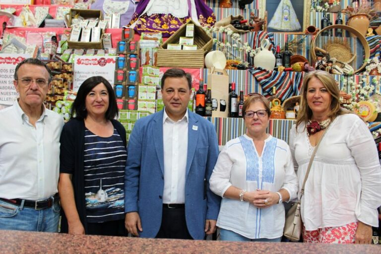 Manuel Serrano agrade a Cáritas Diocesana de Albacete su gran labor social y la oportunidad laboral que lleva a cabo a través de su Tómbola