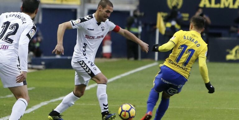 Fin a la racha del Alba. Pierde 2-0 ante el Cádiz