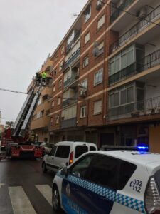 El temporal provoca la caída de un árbol y de una antena en Albacete