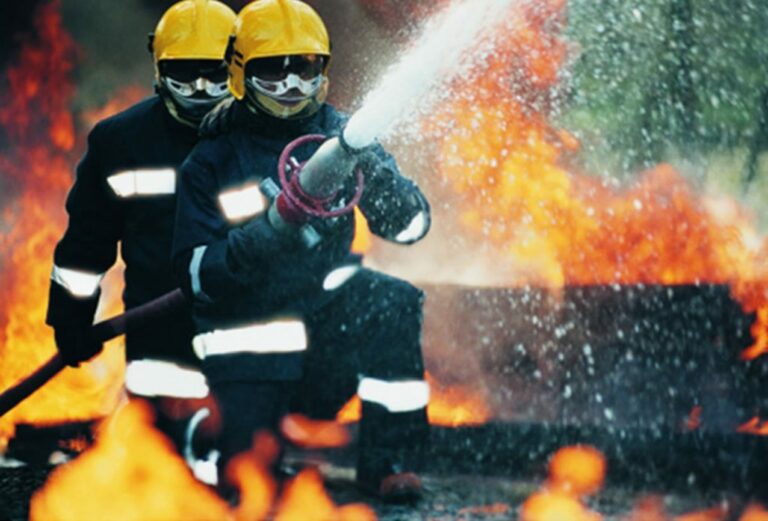 Controlado el incendio que ha arrasado un almacén de piensos en Puertollano