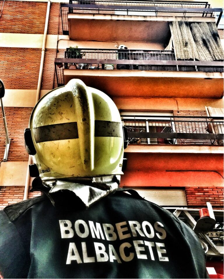 Un hombre intoxicado por humo en un incendio en una vivienda de Albacete
