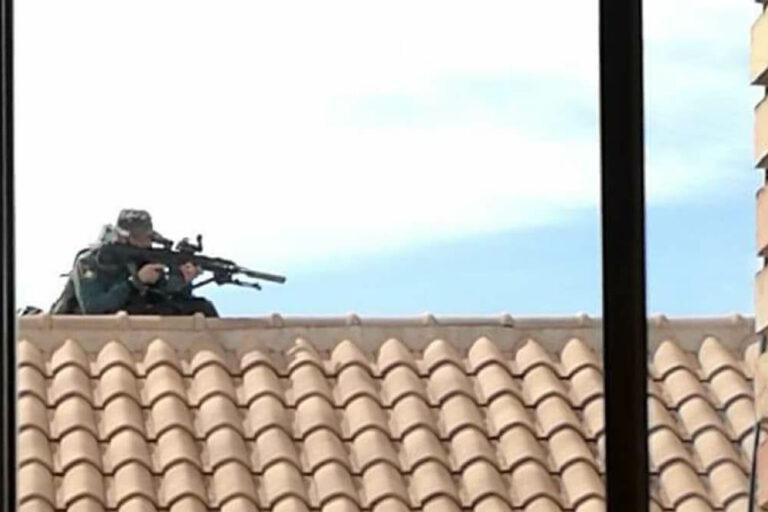 La Guardia Civil cerca el mesón de Manzanares donde se ha atrincherado un hombre armado