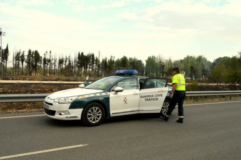 Vuelca un camión que transportaba pintura y barnices en la A-3, a la altura de Villares del Saz