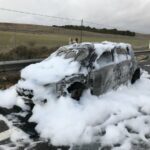 Así quedó un vehículo calcinado en Cuenca