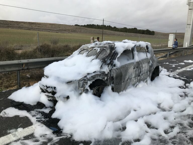 Así quedó un vehículo calcinado en Cuenca