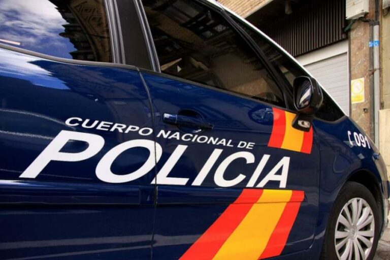 Detenido en Guadalajara tras incendiar su vehículo en una gasolinera y enfrentarse a agentes con dos cuchillos