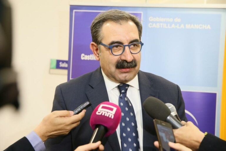 Fernández acusa al PP de “hipócrita y falso” por pedir recuperar la carrera sanitaria