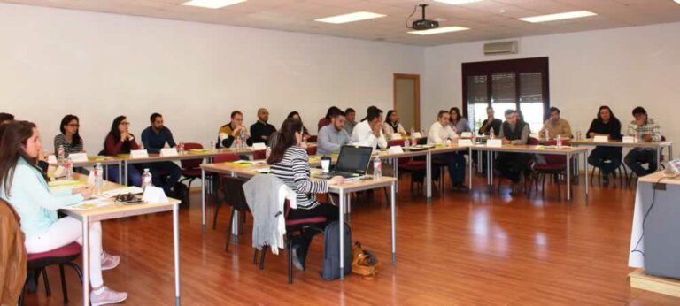 Jóvenes se forman para dirigir con eficacia la empresa agroalimentaria en Tomelloso