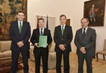 Caja Rural Castilla-La Mancha entrega su Memoria Anual a Emiliano García Page