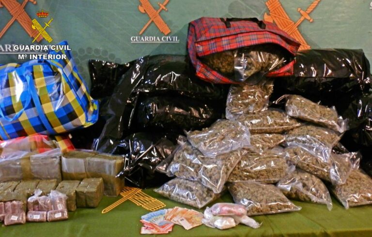 La Guardia Civil detiene a tres personas por tráfico de drogas