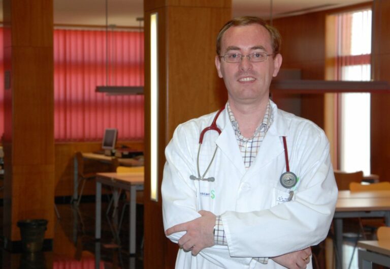 El alergólogo del hospital de Talavera Jesús Jurado-Palomno, coautor de un libro internacional sobre una enfermedad rara