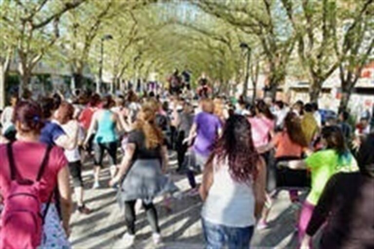 El programa ‘Viernes a la Luna’ de Azuqueca de Henares concluye este viernes con una clase de zumba