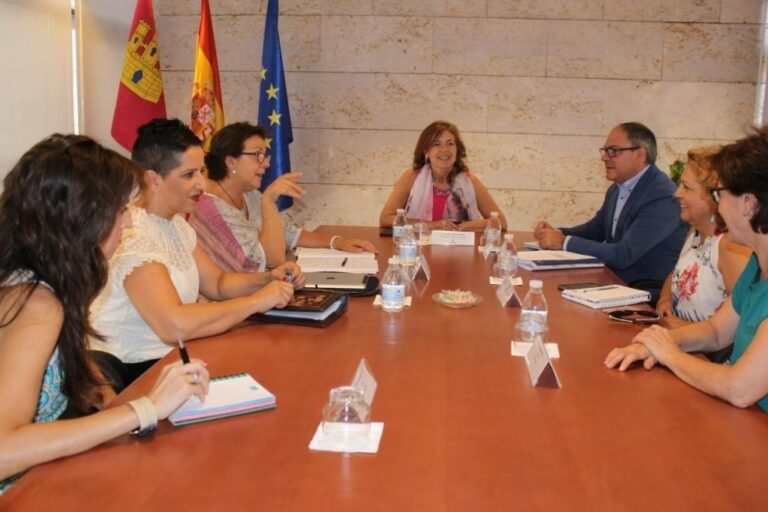 Las asociaciones de Parkinson de Castilla-La Mancha gestionan 365 plazas en seis servicios ‘MejoraT’, según la Junta Las asociaciones de Parkinson de Castilla-La Mancha gestionan 365 plazas en seis servicios ‘MejoraT’, según la Junta
