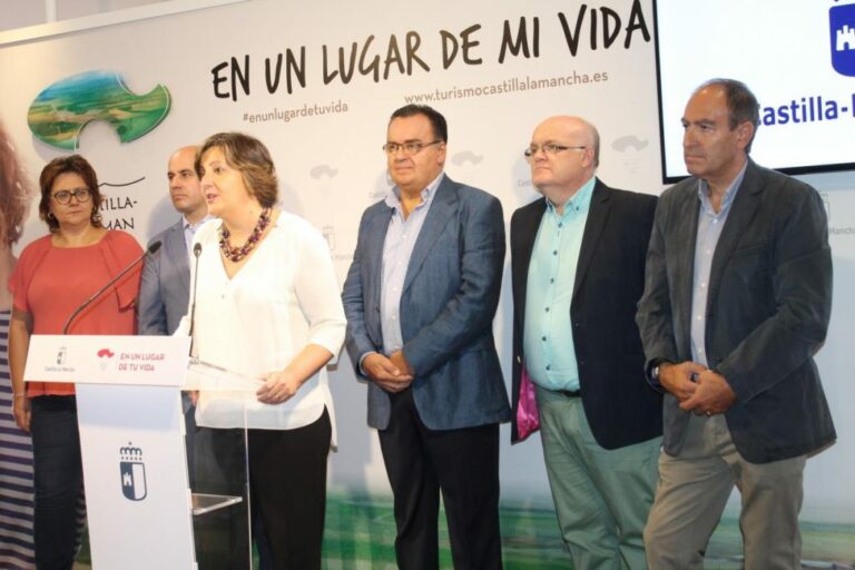 Franco compromete el respaldo de la Junta en el I Congreso Regional de Zonas Industriales que organiza Adeca