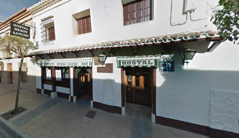 El detenido por atrincherarse en su bar de Manzanares disparó varias veces al aire antes de su detención