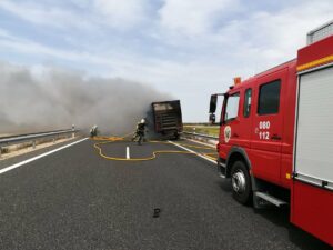 FOTOS: Las imágenes del incendio de un camión en la A-30 (Albacete)