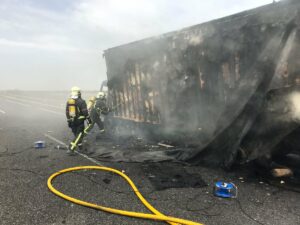 FOTOS: Las imágenes del incendio de un camión en la A-30 (Albacete)