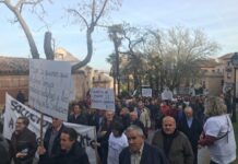 Mucha tensión en las Cortes con los 800 agricultores que exigían a Page soluciones frente a la plaga de conejos