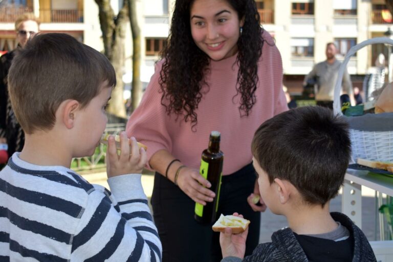 Ayuntamiento de Ciudad Real, Montes Norte e IGP Pan de Cruz ofrecen una merienda saludable en los Jardines del Prado