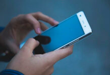 Los castellano-manchegos los primeros, pero en mirar el móvil mientras conducimos