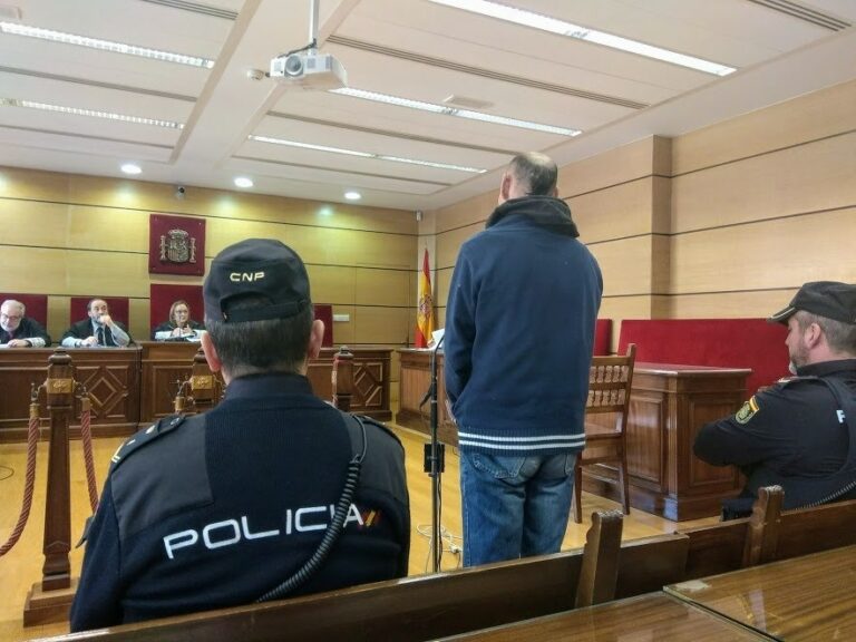 Dos años y medio de cárcel por robar perfumes y chuches en Puertollano
