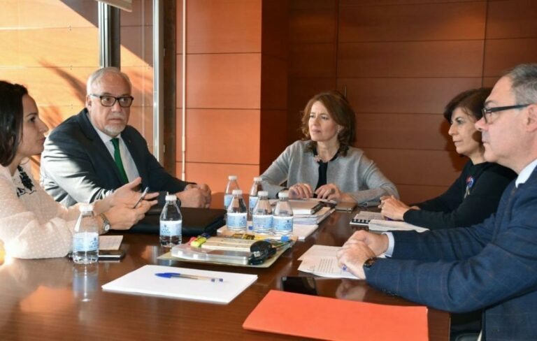 Ayuntamiento de Manzanares y Junta trabajan para duplicar las plazas de la residencia de mayores