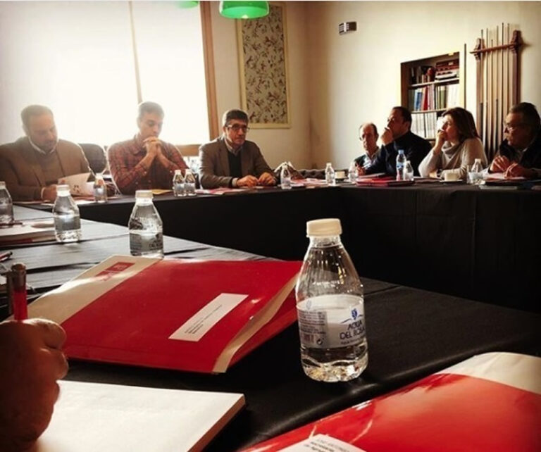 Pedro Sánchez y otros socialistas de su Ejecutiva, en Daimiel de reunión y no está Page