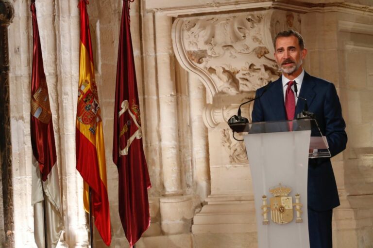 El Rey afirma que la Constitución “prevalecerá sobre cualquier quiebra de convivencia” ante el desafío catalán El Rey afirma que la Constitución “prevalecerá sobre cualquier quiebra de convivencia” ante el desafío catalán