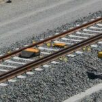 Herido el conductor de una excavadora que se cayó a las vías del tren en Cardenete cortando la circulación