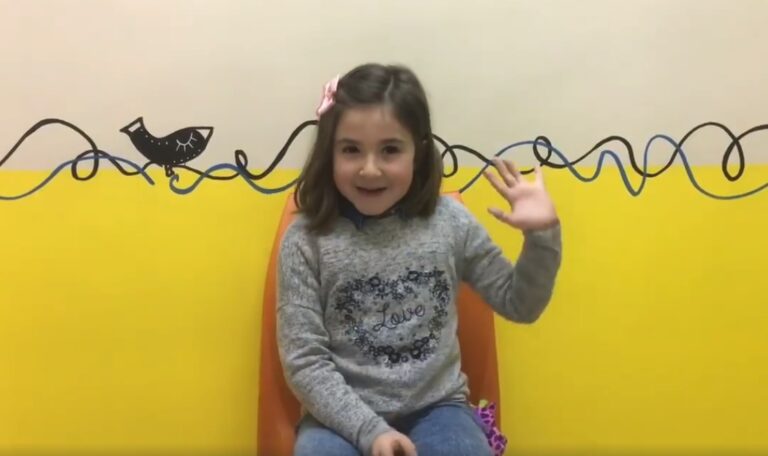 ?¿Quién dijo que las niñas no saben lo que significa ser mujer? Esta niña de La Roda lo tiene claro