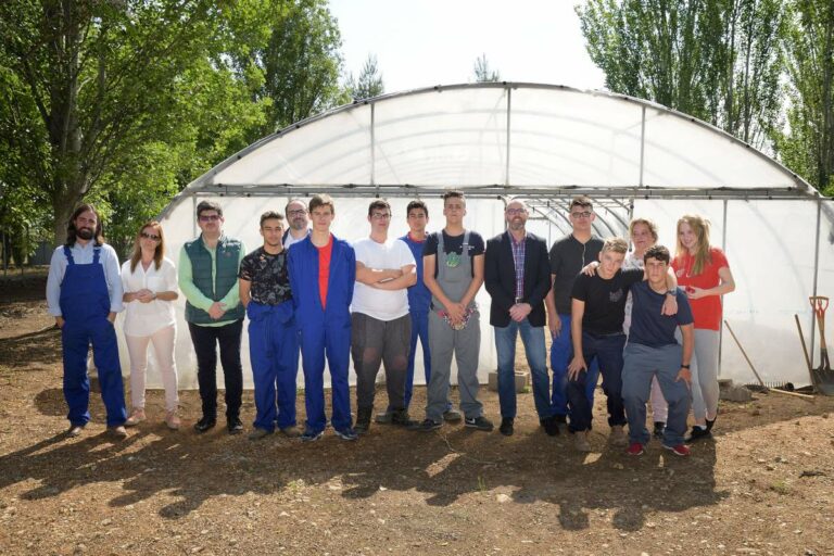 El Ayuntamiento cede el invernadero e instalaciones adyacentes para la formación del alumnado de agro-jardinería del IES Vicente Cano