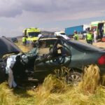 Rescatan a un hombre después de que su coche se metiera bajo un camión en la A-4 en Puerto Lápice