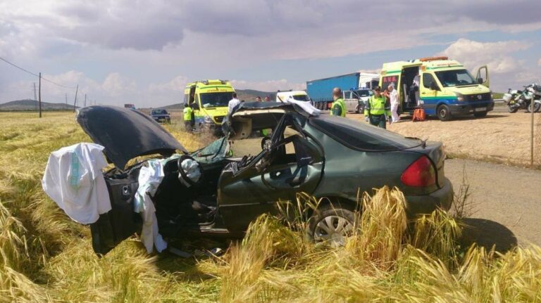 Rescatan a un hombre después de que su coche se metiera bajo un camión en la A-4 en Puerto Lápice