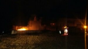 (Fotos) Los bomberos logran controlar un grave incendio en una fábrica de calzado de Caudete