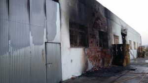 (Fotos) Los bomberos logran controlar un grave incendio en una fábrica de calzado de Caudete