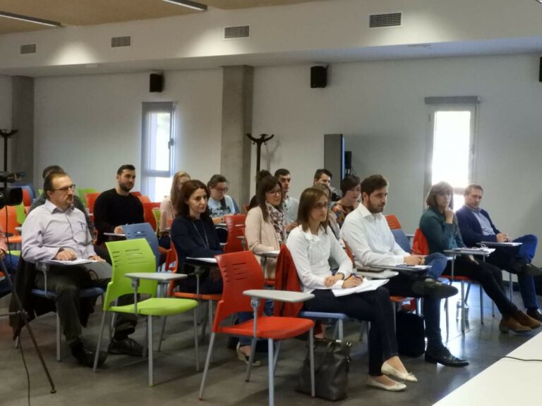 Manzanares da las claves de la exportación a 26 empresas en un curso organizado junto a la Cámara de Comercio