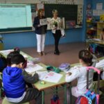 Los escolares de Socuéllamos pintan la Cruz de Mayo