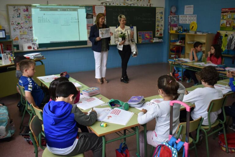 Los escolares de Socuéllamos pintan la Cruz de Mayo