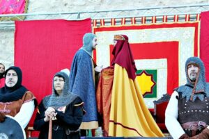 Miles de personas participan en la XIII crónica del Rey Don Pedro en Torrijos